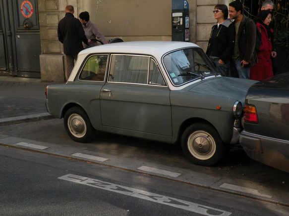  petite voiture ancienne des pays de l'est.